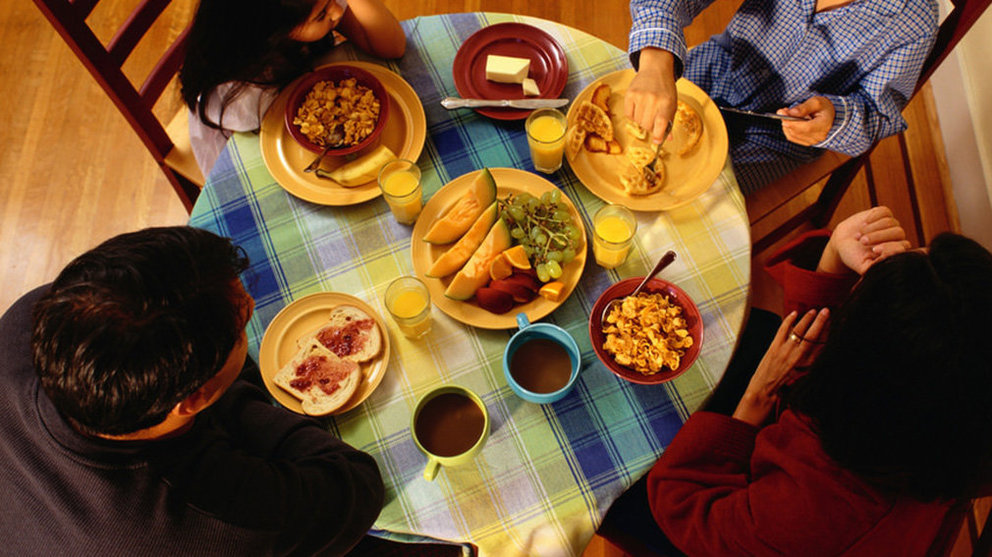 Imagen de archivo de una familia sentada a la mesa para cenar ARCHIVO