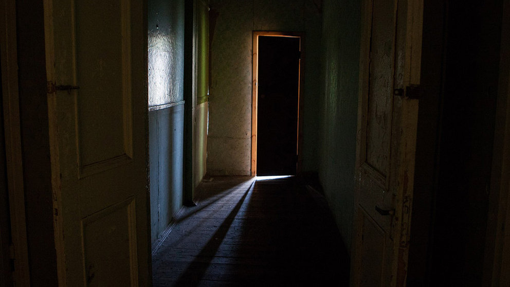 Imagen de archivo una puerta entreabierta en un domicilio en el que se había atrincherado un hombre ARCHIVO