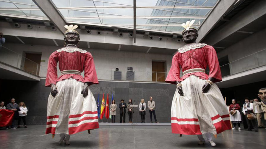 Los gigantes americanos Toko Toko y Braulia han homenajeado con sus bailes al Chunchunero Javier Echeverría Navarlaz PARLAMENTO