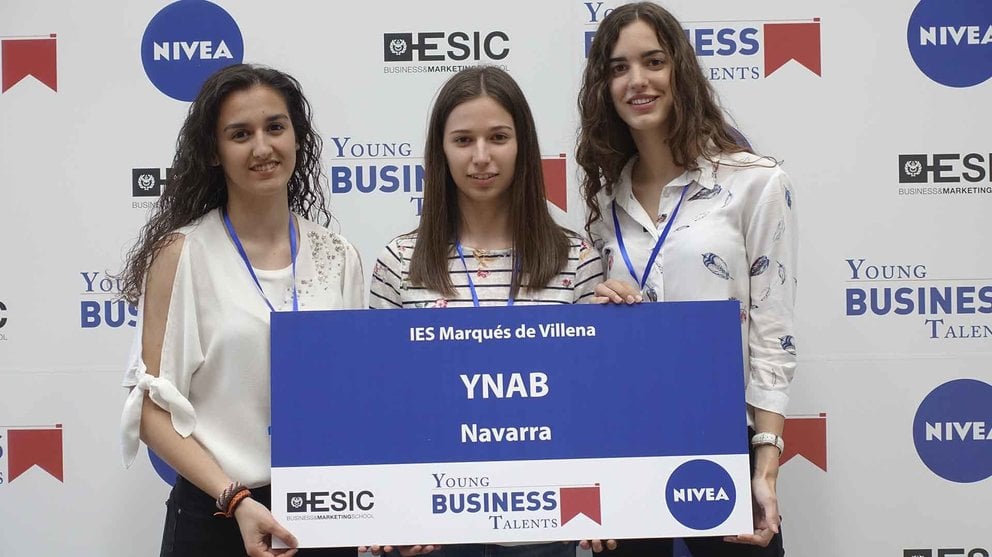 Las tres estudiantes de Marcilla que han acudido a la final del concurso de empresas en Madrid CEDIDA 2