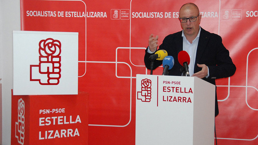 Carlos Gimeno, el parlamentario socialista responsable del ámbito de Educación, interviene en una rueda de prensa en Estella CEDIDA