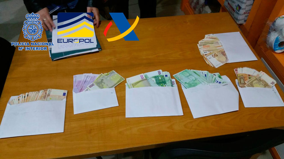 Parte del dinero ilegal que se ha incautado en la operación a nivel europeo en la que han sido detenidas 58 personas. GUARDIA CIVIL