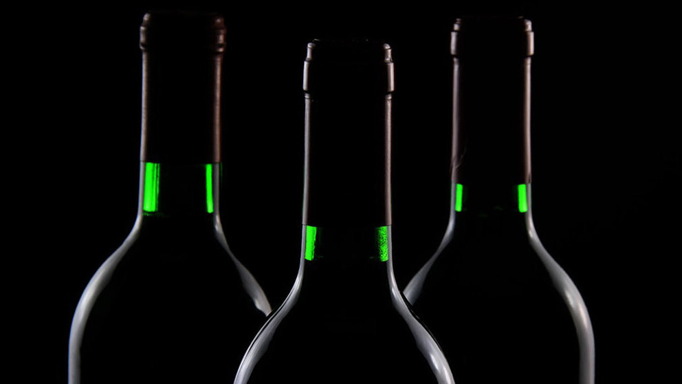 Imagen de varias botellas de vino en una bodega ARCHIVO