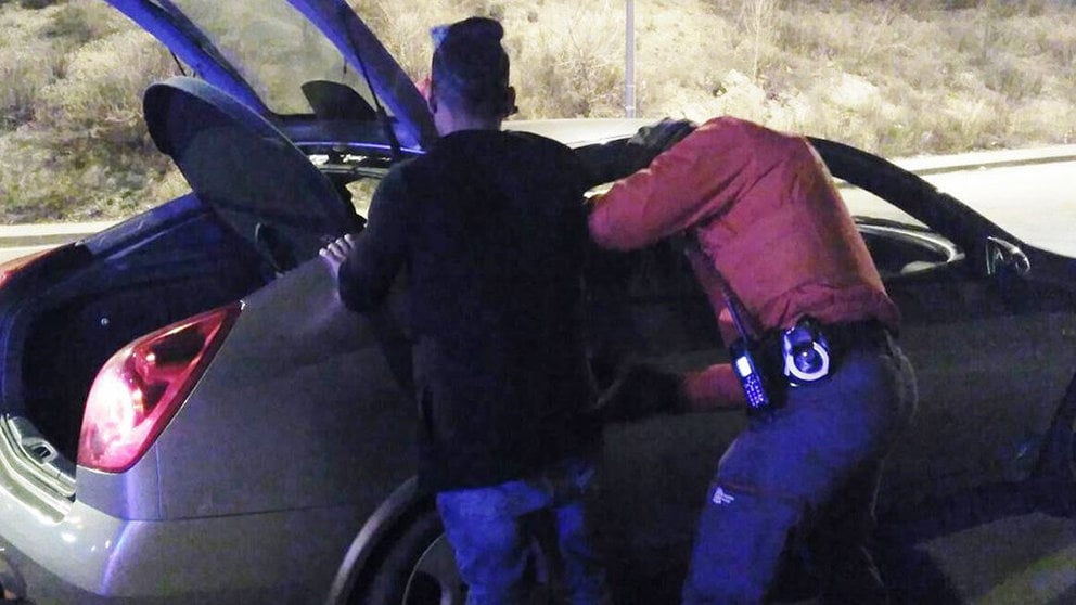 La Policía Foral detiene y esposa junto a un coche a un joven acusado de un delito relaciondo con la violencia de género POLICÍA FORAL