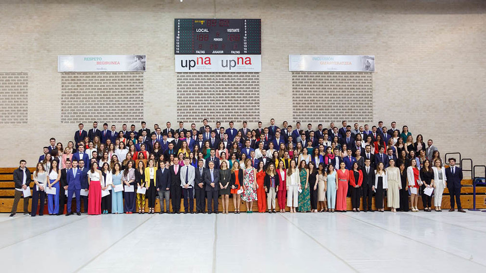 Todos los alumnos de Ciencias Económicas y Empresariales posaron juntos al finalizar el acto de graduación en la UPNA