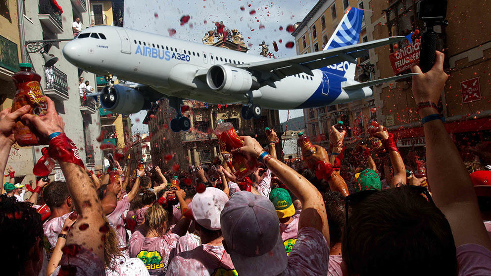 Imagen del chupinazo de Sanfermines junto a la fotografía de un avión. FOTOMONTAJE