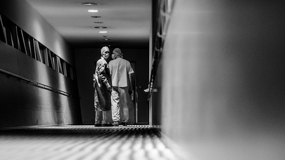 Dos médicos con mascarillas caminan por los pasillos del Complejo Hospitalario de Navarra durante su trabajo en el turno de noche. MARISOL ELÍA