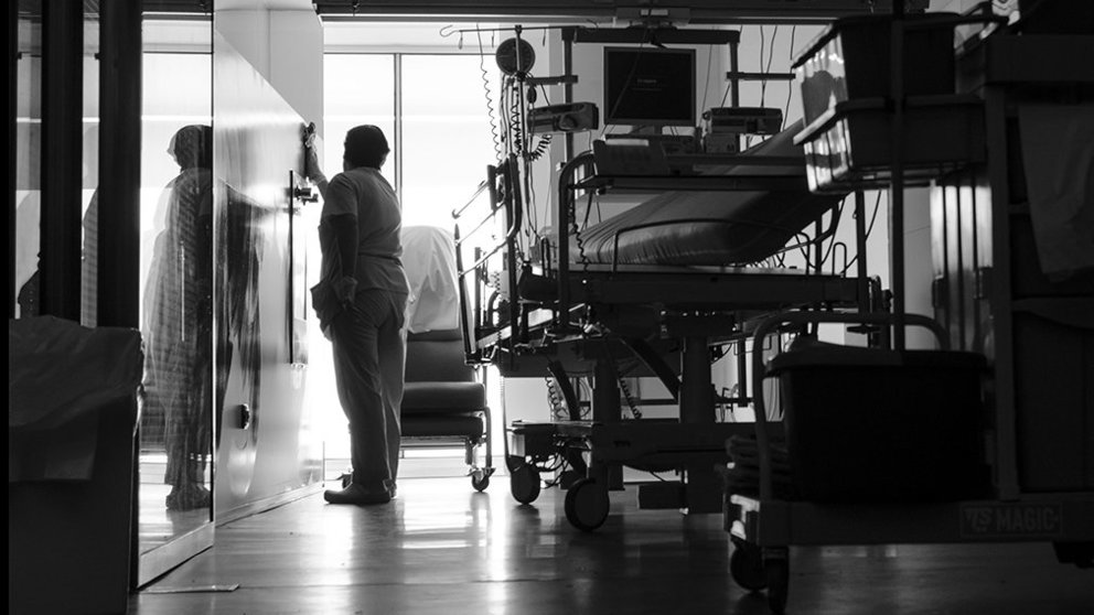 Una operaria de limpieza trabaja en una habitación Complejo Hospitalario de Navarra durante el turno de noche. MARISOL ELÍA