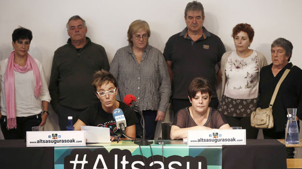 Las madres de dos de los acusados de la agresión de Alsasua ofrecen una rueda de prensa junto a otros de los padres de los encausados EFE