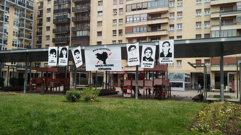 Varios carteles proetarras colocados en el barrio de San Juan de Pamplona exigen el acercamiento de los terroristas Foto COVITE