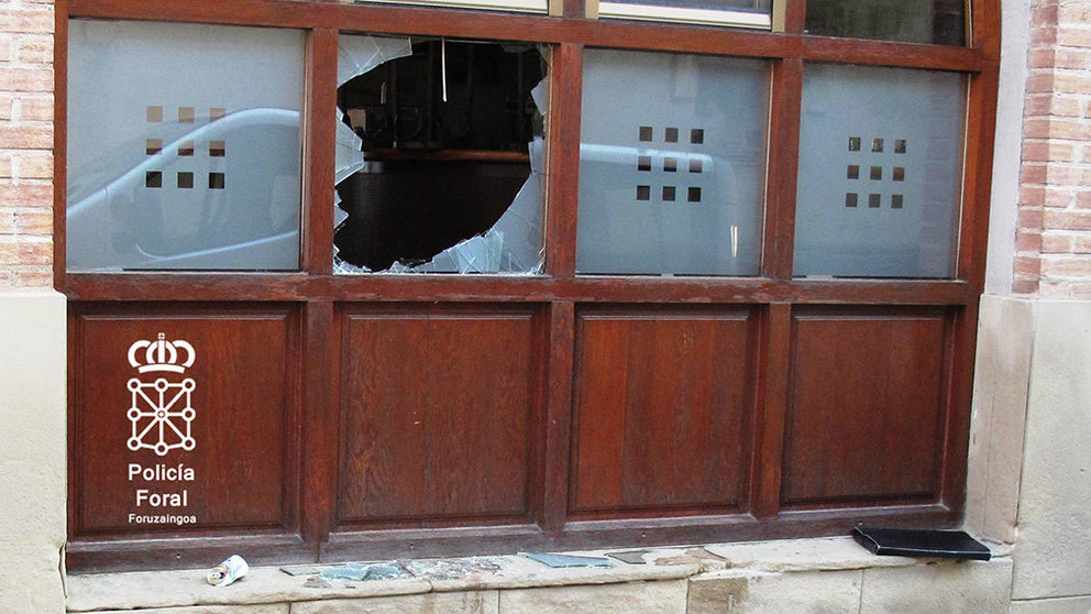 Imagen de la cristalera rota en el bar de Tafalla donde un hombre, que ya ha sido detenido, robó la caja registradora POLICÍA FORAL