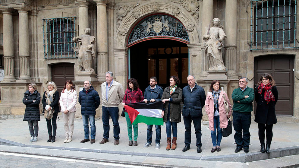 El Ayuntamiento de Pamplona se ha concentrado en un acto de rechazo a lo que han calificado como masacre perpetrada por el Estado de Israel contra el pueblo palestino IMAGEN CEDIDA