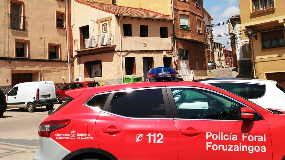 El coche patrulla de la Policía Foral movilizado ante un conductor que ha agredido a un agente de la Policía Municipal en Funes por un mal estacionamiento POLICÍA FORAL