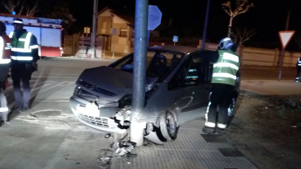 Estado en el que ha quedado el coche siniestrado por una mujer que conducía borracha en Cintruénigo BOMBEROS DE NAVARRA