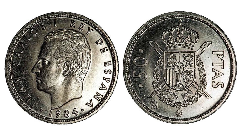 Una moneda de 50 pesetas con la imagen del Rey Juan Carlos y el escudo de España