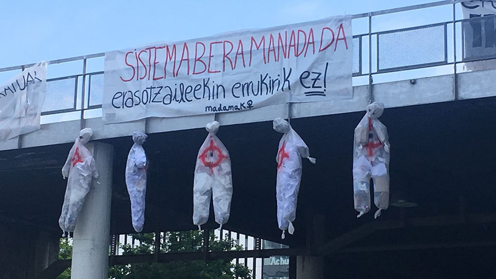 Imagen de la pancarta colocada en la UPV, en Leioa, con cinco muñecos ahorcados y el lema "El propio sistema es La Manada. Sin compasión con los agresores". CEDIDA
