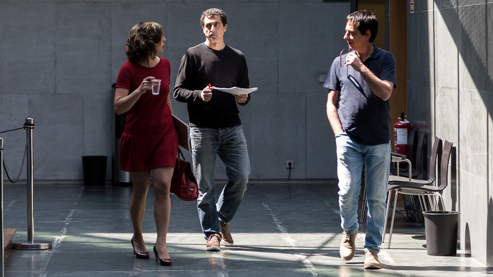 La parlamentaria Laura Pérez,  junto con Carlos Couso y Rubén Velasco, explica su postura respecto a su expulsión de Podemos (06). IÑIGO ALZUGARAY