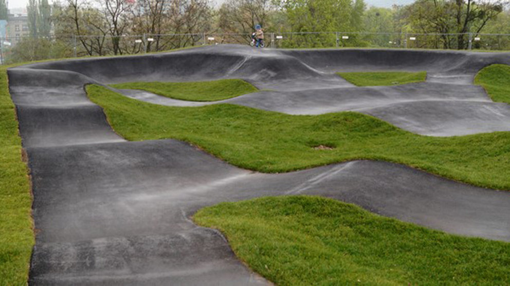 Imagen de un circuito de pump track para practicar saltos en bicicleta y monopatines como el que se construirá en el parque de Trinitarios de Pamplona