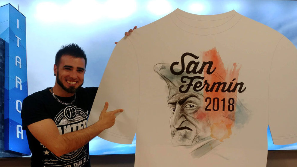Joseba Lau Antón posa junto a su diseño que se estampará en unas 5.000 camisetas en Itaroa. CEDIDA