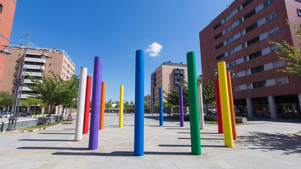 Las columnas de la plaza María Domínguez de Artica han aparecido pintadas con los colores de la bandera arcoiris como símbolo en contra dela homofobia IMAGEN CEDIDA