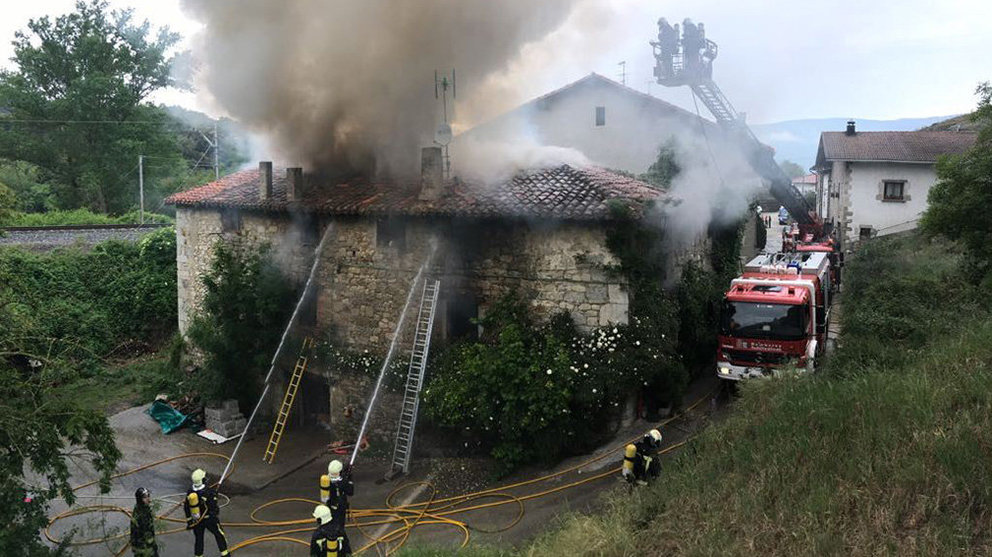 Los bomberos del parque de Cordovilla apagan el incendio de una vivienda en Izurdiaga. BOMBEROS DE NAVARRA