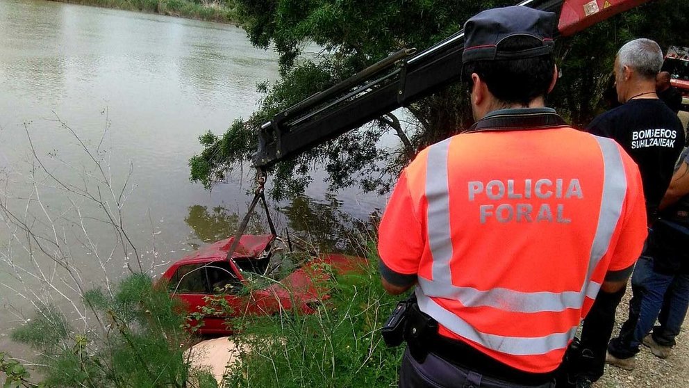 Momento en que la Policía Foral y los bomberos rescatan el coche del río Ebro