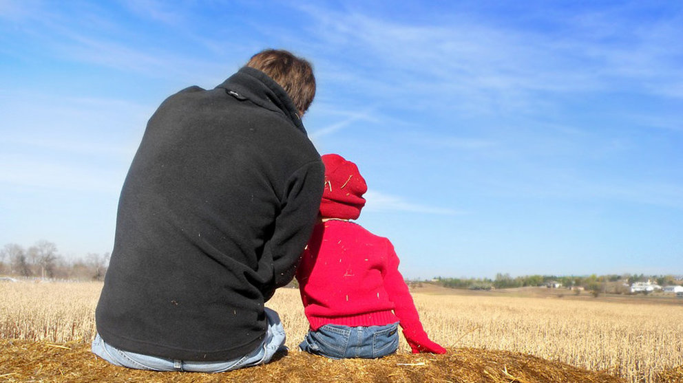 Imagen de un padre junto a su hija en un campo de trigo ARCHIVO