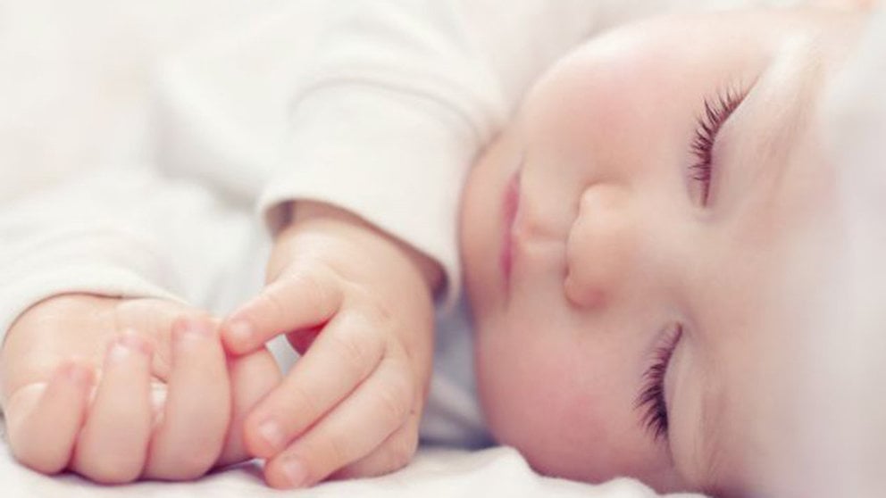 Imagen de un bebé durmiendo en la cuna ARCHIVO