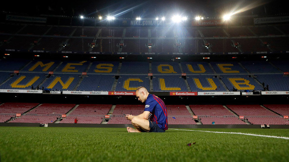 Andrés Iniesta sentado en la soledad del Camp Nou en el día de su despedida. FOTO FCB