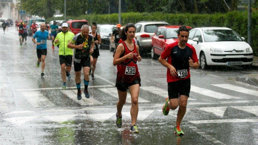 Atletismo bajo la lluvia en Berriozar.