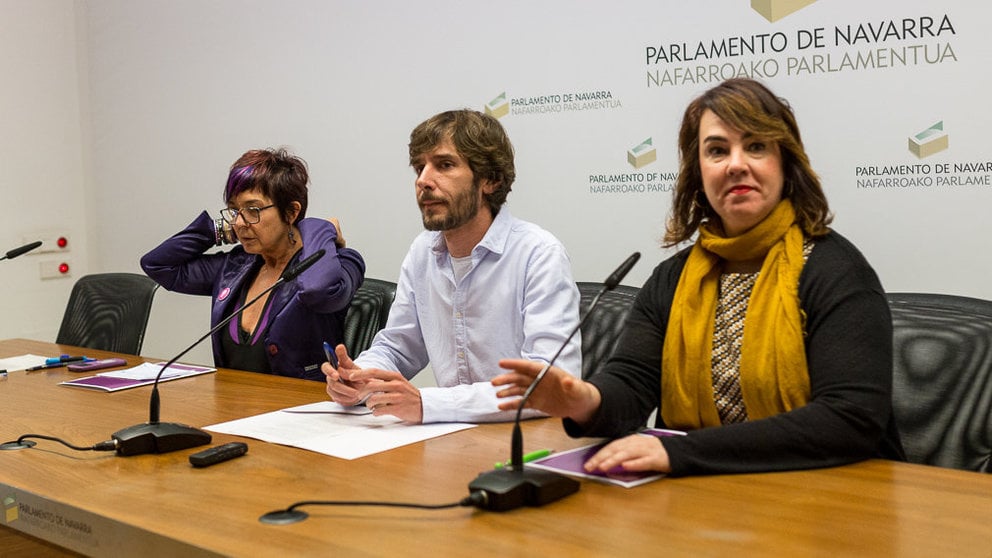 Los parlamentarios de Podemos Ainhoa Aznárez, Tere Sáez y Mikel Buil explican la situación del partido morado en el Parlamento (01). IÑIGO ALZUGARAY