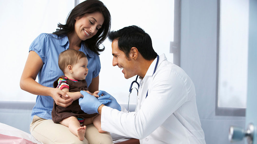 Un pediatra ausculta a una niña en una consulta médica. ARCHIVO