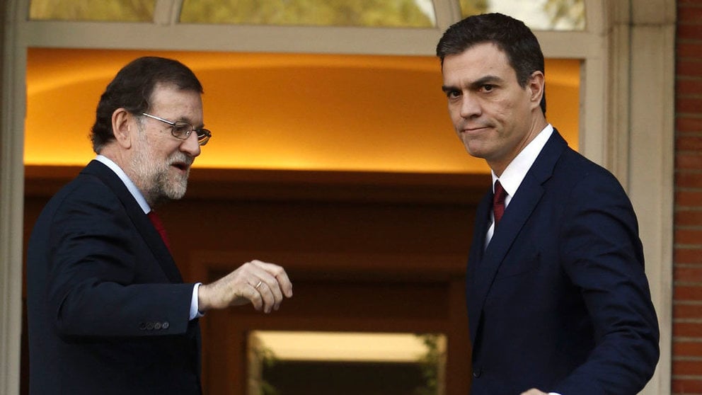 Mariano Rajoy (PP) y Pedro Sánchez (PSOE) durante un encuentro de ambos en La Moncloa. EFE