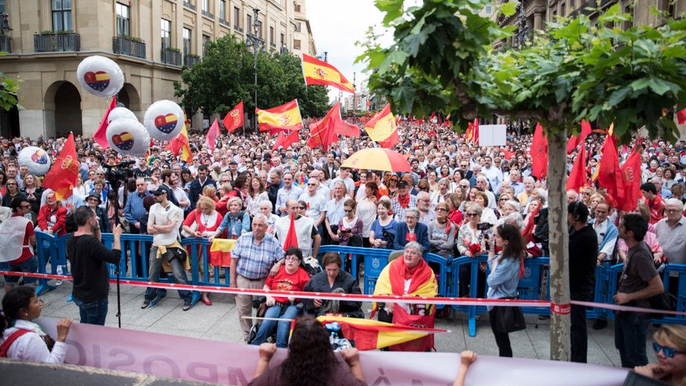 Manifestación del 2-J en Pamplona en contra de la política lingüística y la imposición del euskera. MIGUEL SANTIAGO (66)