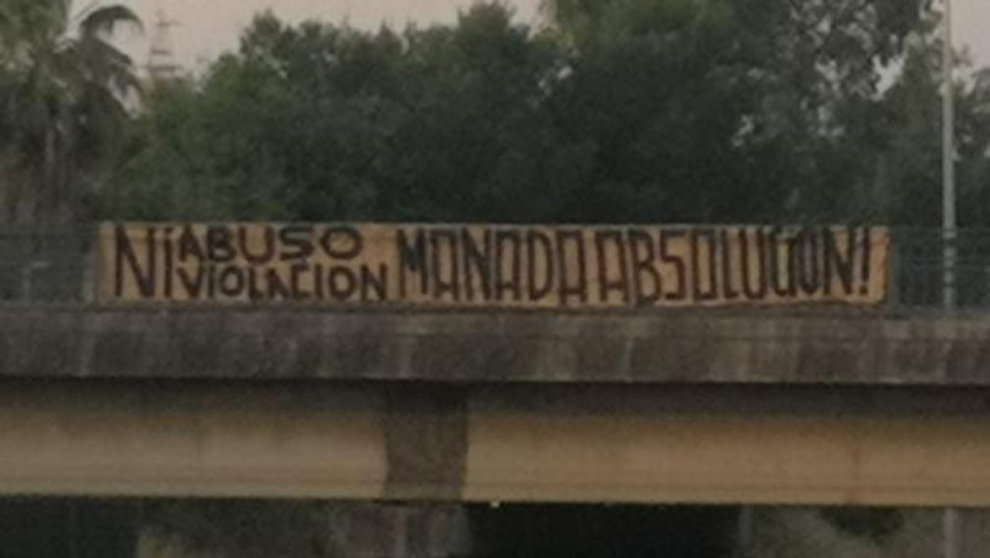 Pancarta en apoyo a 'La Manada' retirada en Sevilla. TWITTER