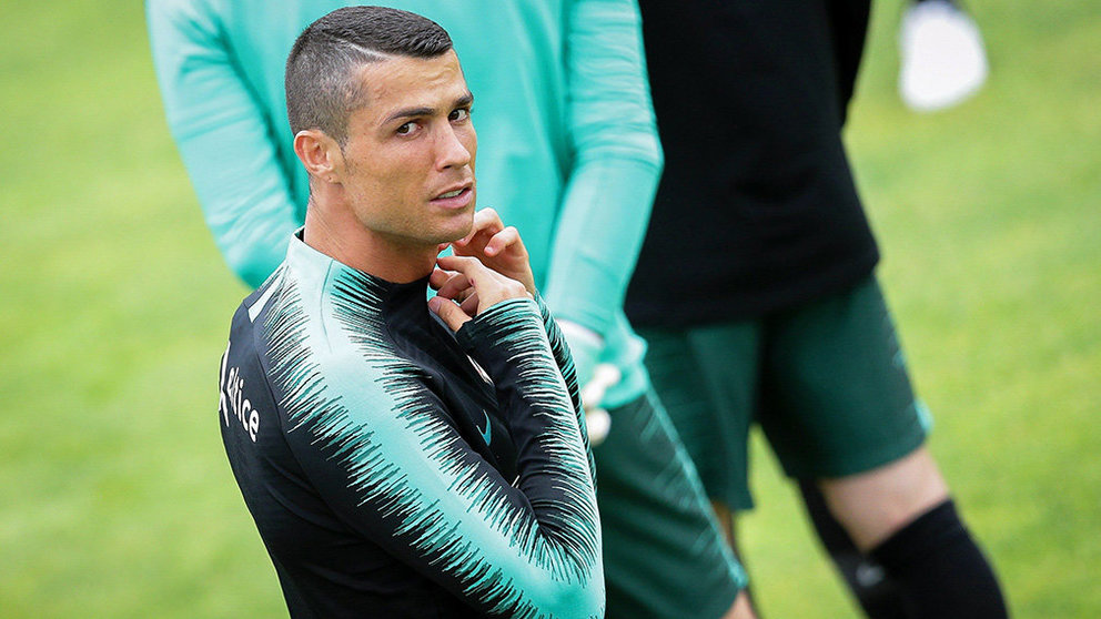 El delantero de la selección portuguesa de fútbol Cristiano Ronaldo (izda) participa en una sesión de entrenamiento del equipo en Oeiras. EFE/ Andre Kosters
