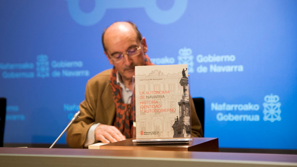 Juan Cruz Alli presenta su libro La autonomía de Navarra junto con la consejera Ana Ollo. MIGUEL SANTIAGO03