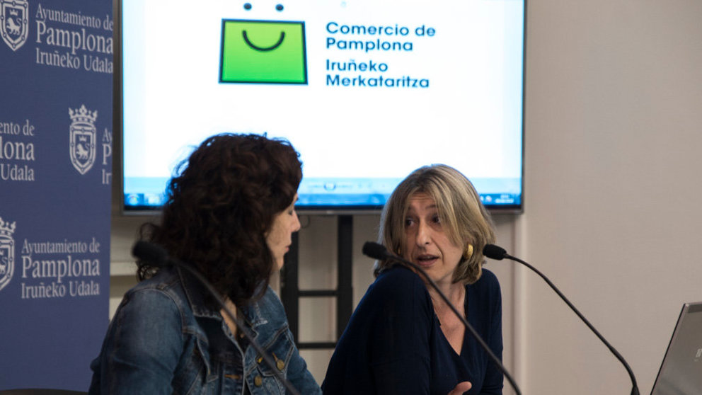 La concejala Patricia Perales presenta la nueva imagen del comercio de Pamplona. MIGUEL SANTIAGO (4)