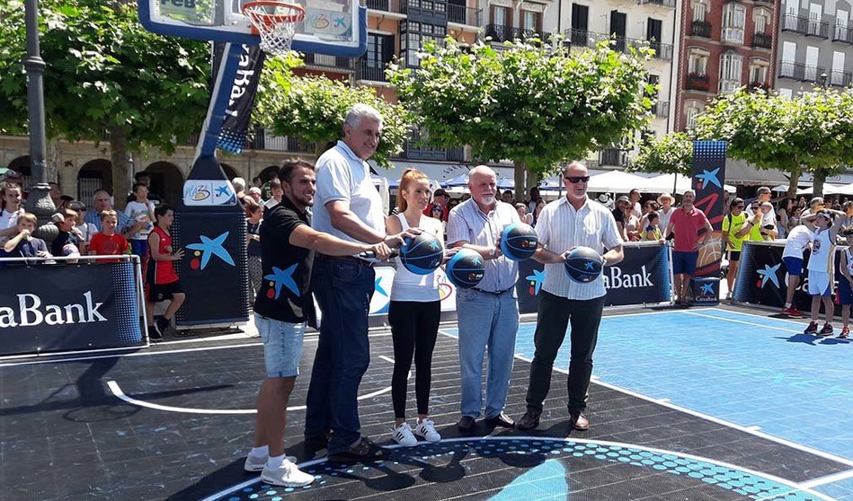 Fernando Romay con el baloncesto 3x3 en la Plaza del Castillo de Pamplona.