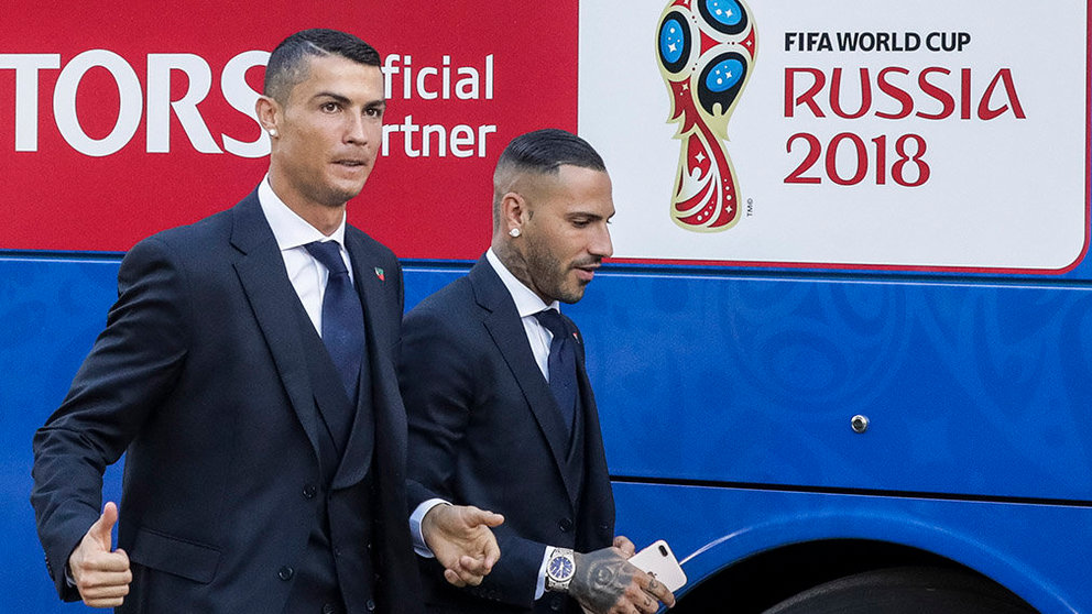 PN. Kratovo (Russian Federation), 09/06/2018.- Portugal´s national team players Cristiano Ronaldo (L) and Ricardo Quaresma during the reception at the Kratovo training camp, which will be the Team Base Camp during the FIFA World Cup 2018 in Moscow, Russia, 09 June 2018. (Mundial de Fútbol, Moscú, Rusia) EFE/EPA/PAULO NOVAIS