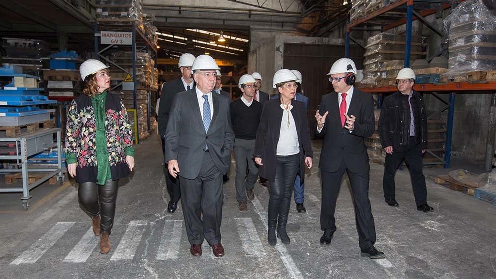 Uxue Barkos y Ainhoa Aznárez, presidentas del Gobierno foral y el Parlamento respectivamente, visitan la planta navarra de Magotteaux. CEDIDA