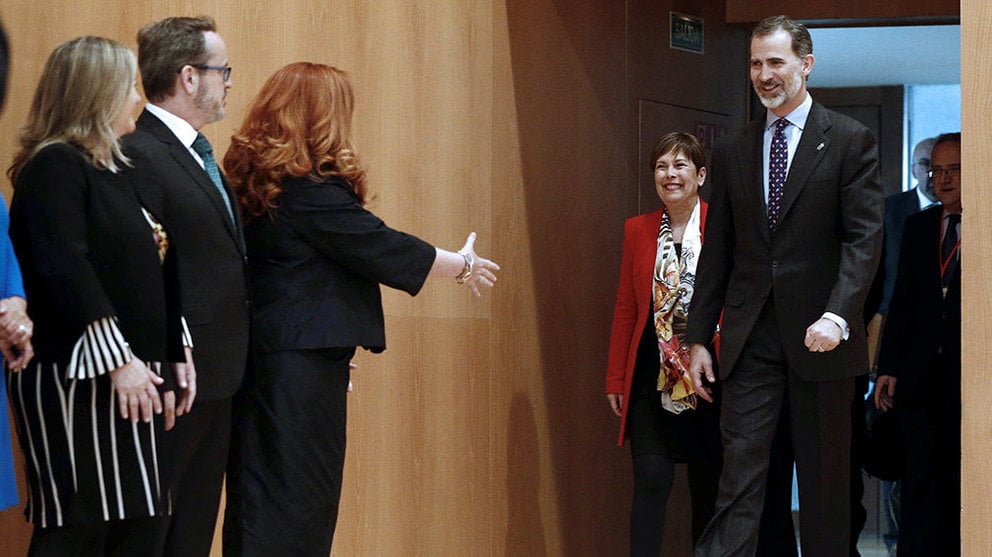 El rey Felipe VI, y la presidenta de Navarra, Uxue Barkos, saludan a una representación del Colegio Oficial de Abogados de Pamplona. EFE/Jesús Diges