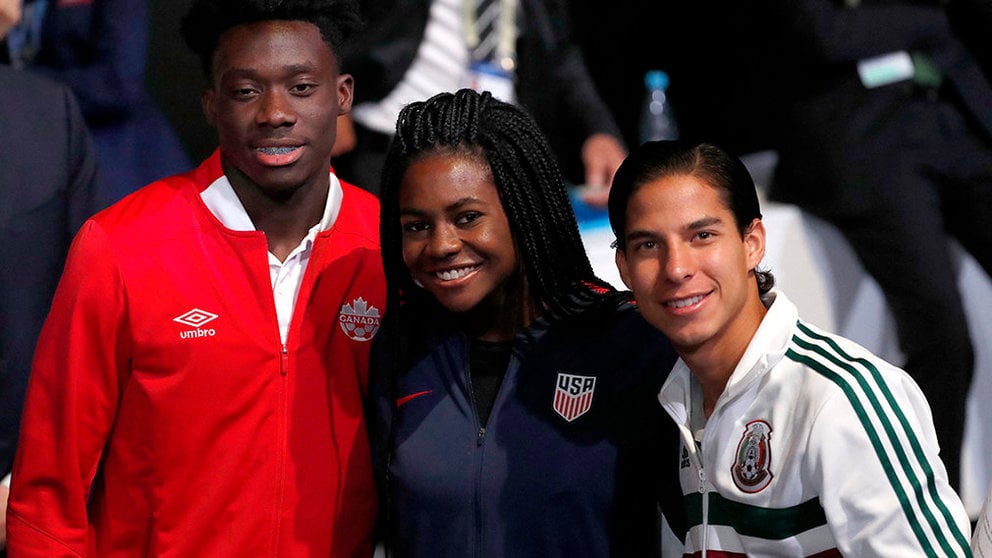 Moscow (Russian Federation), 13/06/2018.- Canadian international player Alphonso Davis (L), Diego Lainez (R), member of the Mexico men's Under-21 team and Brianna Pinto, member of the US Under-20 women team wait to enter the stage for their presentation of the CanadañMexicoñUnited States 2026 FIFA World Cup bid at the 68th FIFA Congress in Moscow, Russia, 13 June 2018. (Mundial de Fútbol, Moscú, Rusia, Estados Unidos) EFE/EPA/SERGEI CHIRIKOV