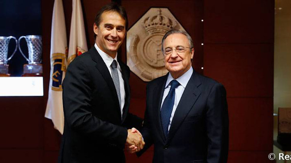 Julen Lopetegui y Florentino Pérez se dan la mano. Web Real Madrid CF.