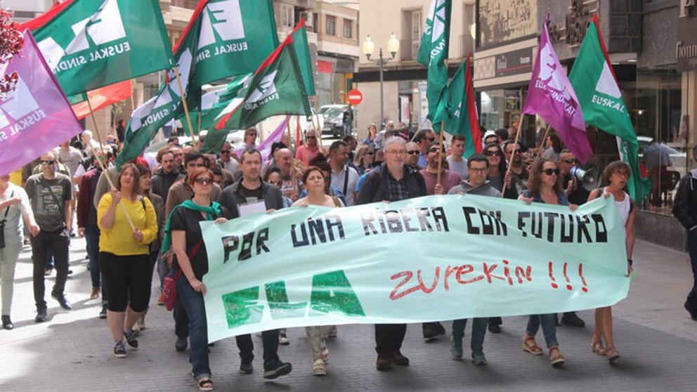 Adolfo Muñoz, Txiki, encabeza una manifestación de ELA por las calles de Tudela reclamando un futuro para la Ribera Foto ELA