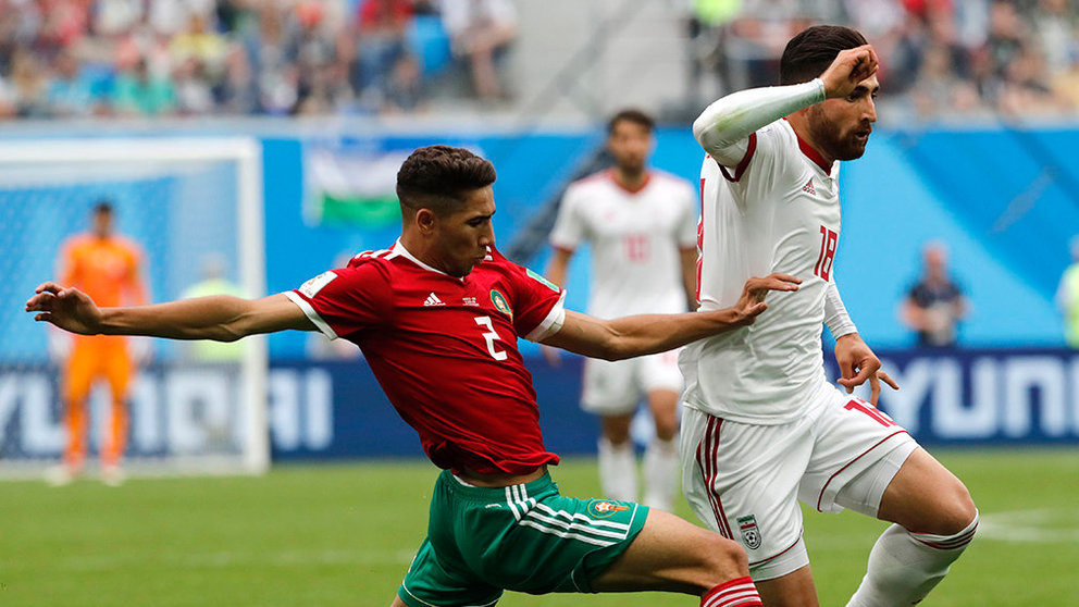 St.petersburg (Russian Federation), 15/06/2018.- Achraf Hakimi (L) of Morocco and Alireza Jahanbakhsh of Iran in action during the FIFA World Cup 2018 group B preliminary round soccer match between Morocco and Iran in St.Petersburg, Russia, 15 June 2018. (RESTRICTIONS APPLY: Editorial Use Only, not used in association with any commercial entity - Images must not be used in any form of alert service or push service of any kind including via mobile alert services, downloads to mobile devices or MMS messaging - Images must appear as still images and must not emulate match action video footage - No alteration is made to, and no text or image is superimposed over, any published image which: (a) intentionally obscures or removes a sponsor identification image; or (b) adds or overlays the commercial identification of any third party which is not officially associated with the FIFA World Cup) (Mundial de Fútbol, Marruecos, Rusia) EFE/EPA/ANATOLY MALTSEV EDITORIAL USE ONLY