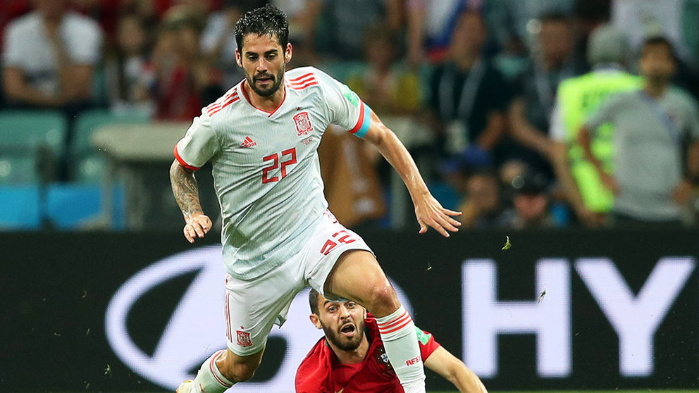 Sochi (Russian Federation), 15/06/2018.- Bernardo Silva (R) of Portugal in action against Isco (L) of Spain during the FIFA World Cup 2018 group B preliminary round soccer match between Portugal and Spain in Sochi, Russia, 15 June 2018. The match ended 3-3.