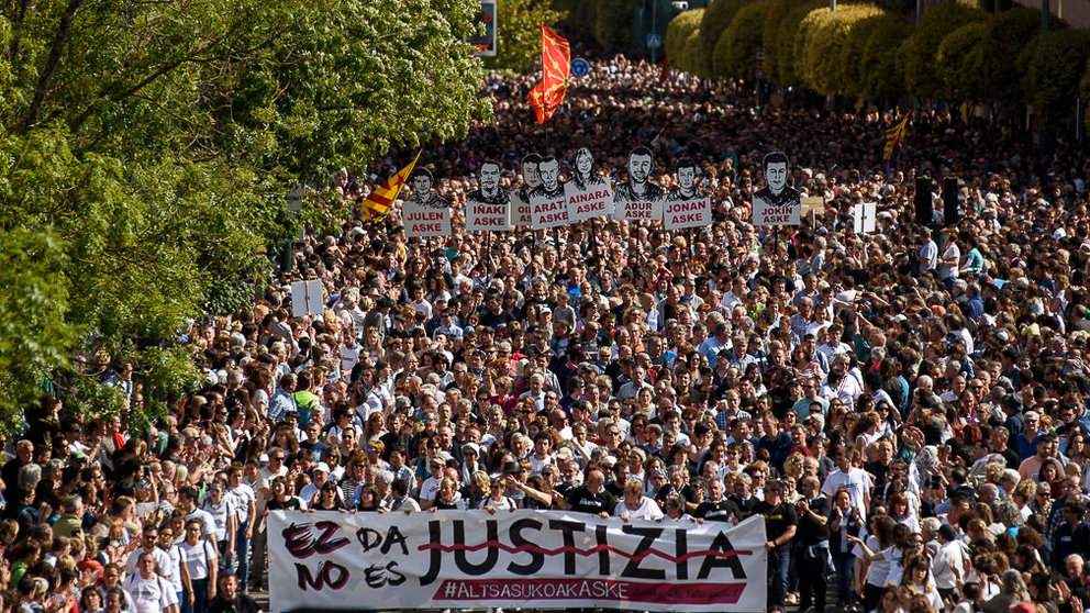 Miles de personas se manifiestan en Pamplona por la detención de unos jóvenes tras agredir a dos guardias civiles en Alsasua en 2016. PABLO LASAOSA 18