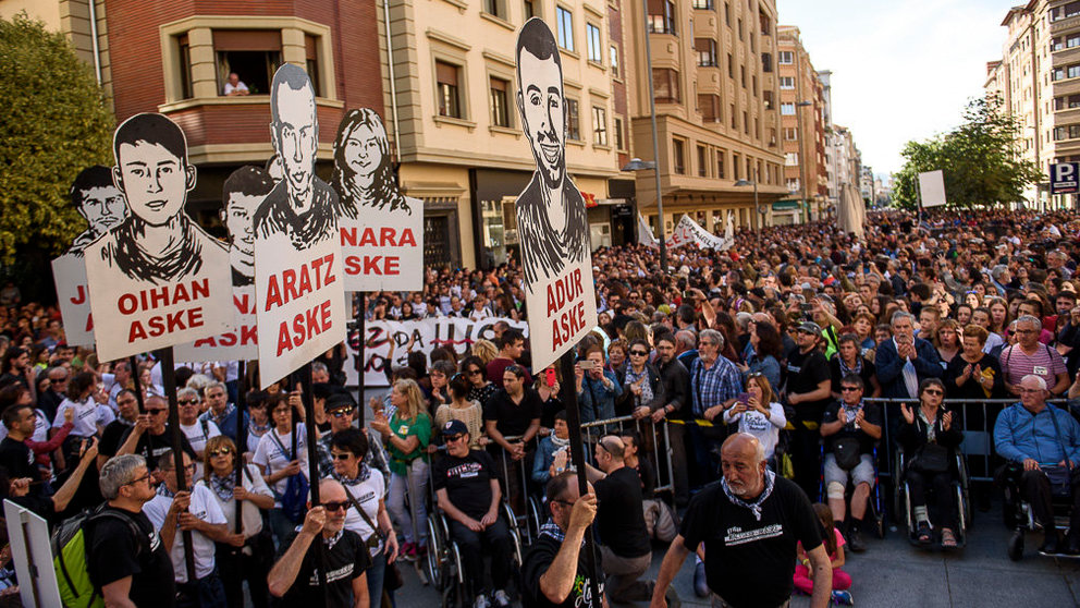 Miles de personas se manifiestan en Pamplona por la detención de unos jóvenes tras agredir a dos guardias civiles en Alsasua en 2016. PABLO LASAOSA 26