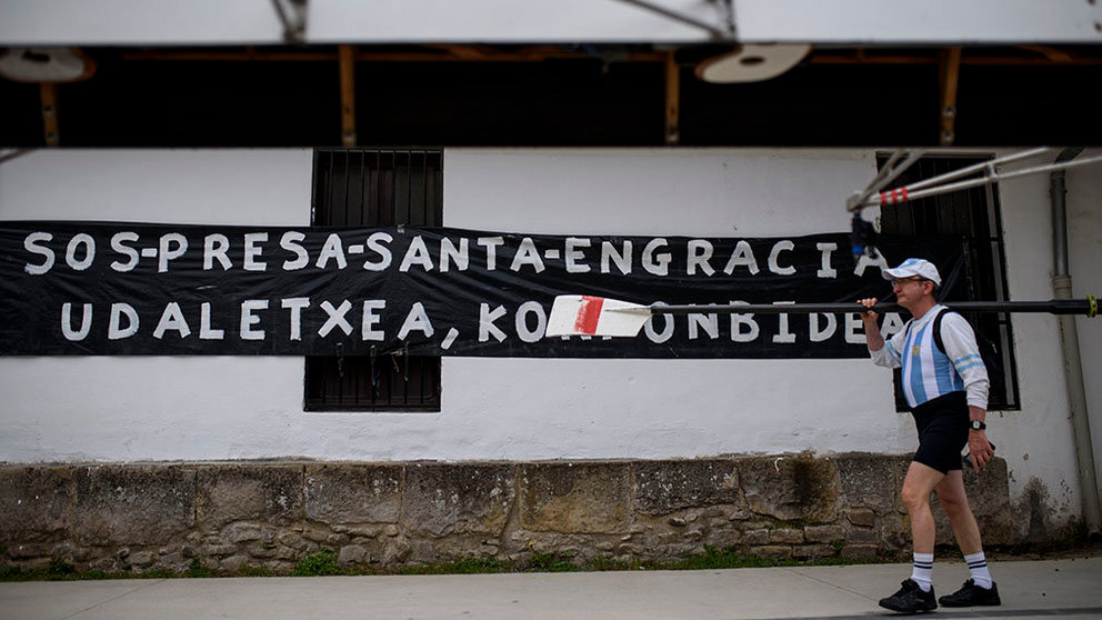 Manifestación del club nauutico de remo de navarra pasa solicitar la reparacion de la presa de Santa Engracia. MIGUEL OSÉS_1